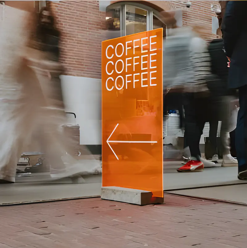 Oranje COFFEE-bord bij de bar
