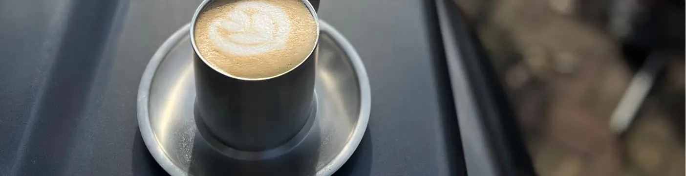 Cappuccino op de motorkap van de Samurai
