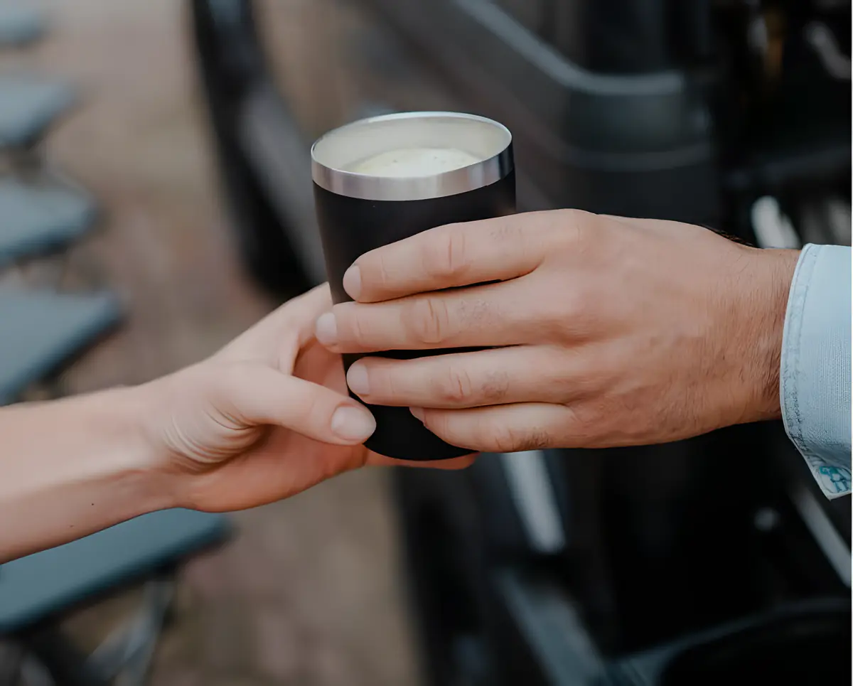 Koffie wordt overhandigd